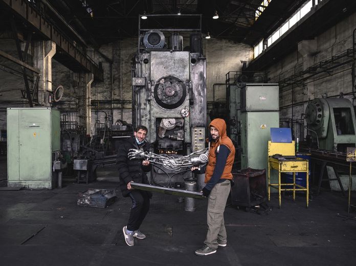 Elképesztő szobrok fémhulladékból - Zosky cyberpunk szoborkiállítása